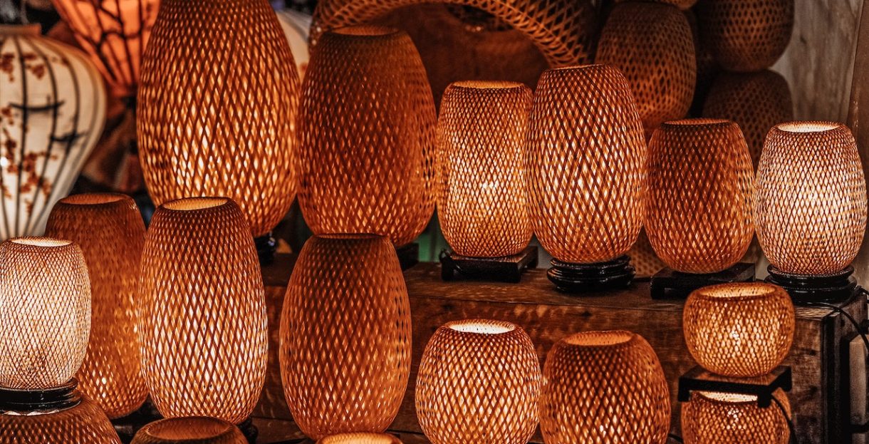 lampy rattanowe do salonu