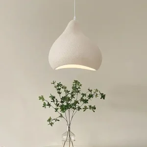 lampa otosu oświetla stolik z kwiatkiem