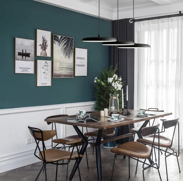 czarne lampy tallrik ufo nad stołem w jadalni