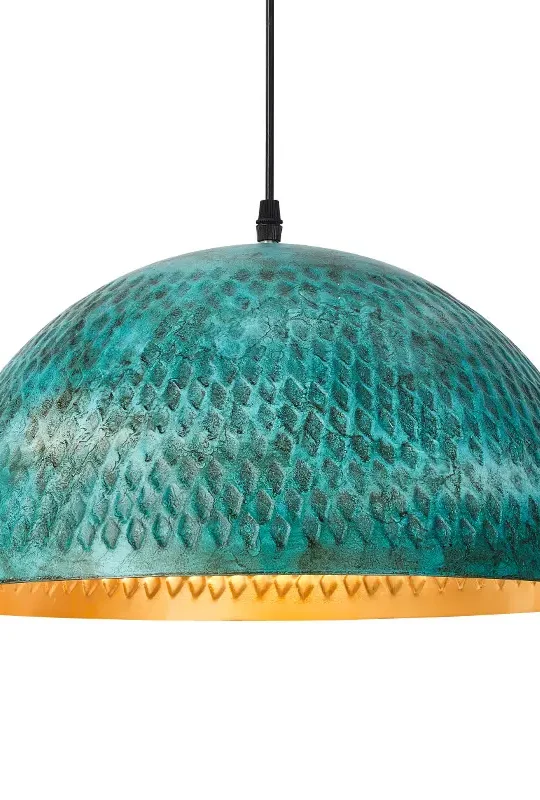 zielona lampa sufitowa wykonana z metalu