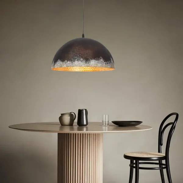 lampa industrialna wisząca nad stołem